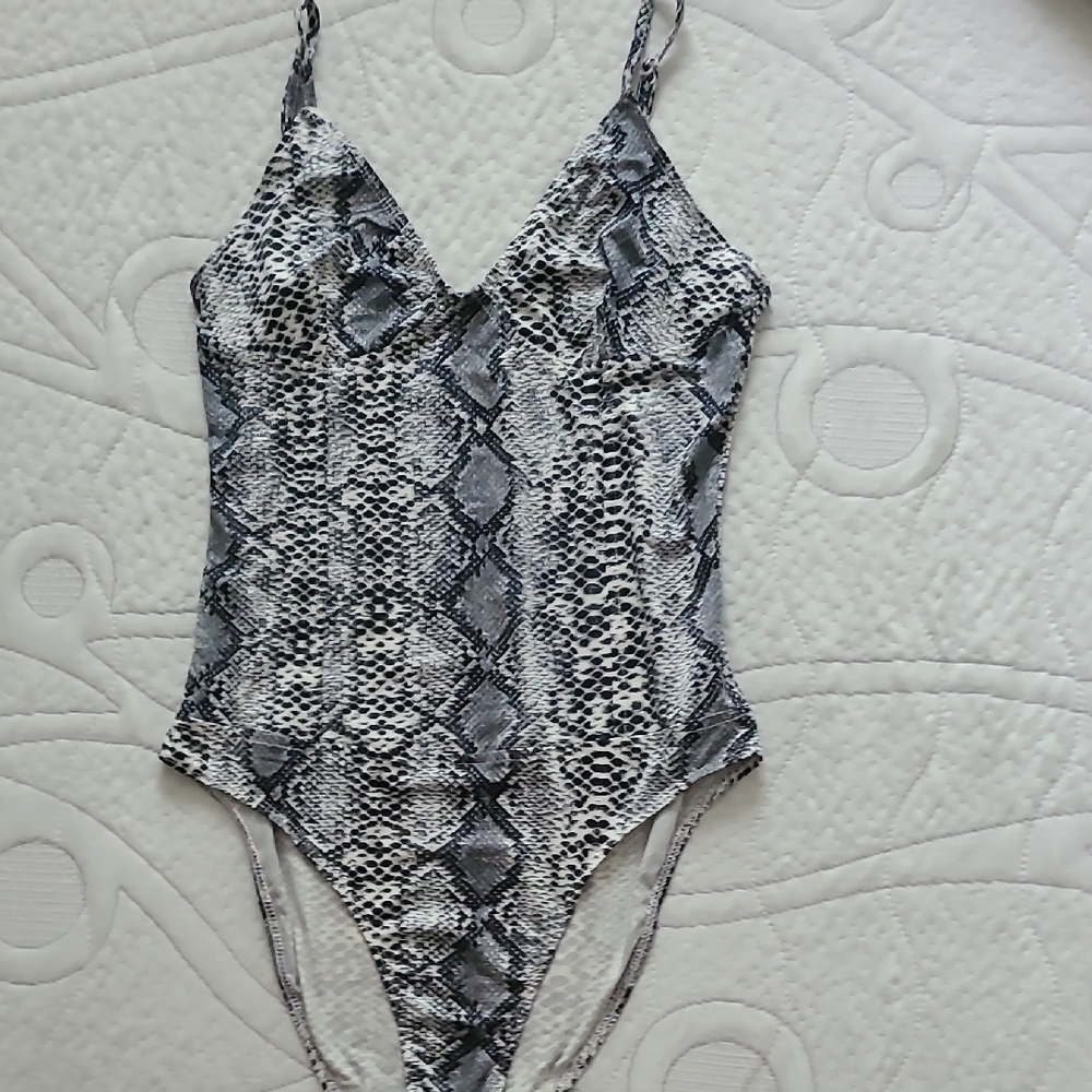 SHEIN Black and White Bodysuit with Classic V-Neck